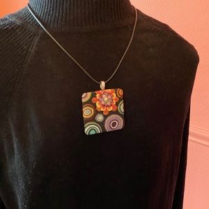 Arden floral medallion 3D necklace EUC